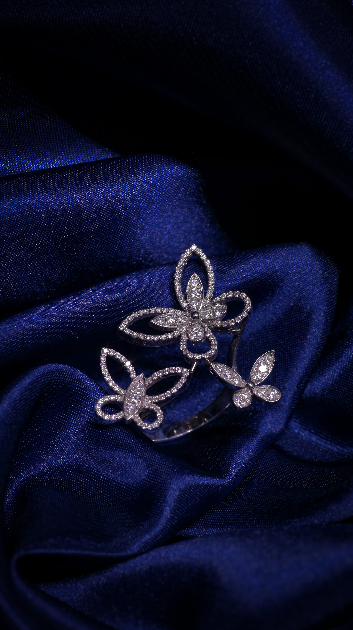 Elegant Diamond-Studded Gold Ring